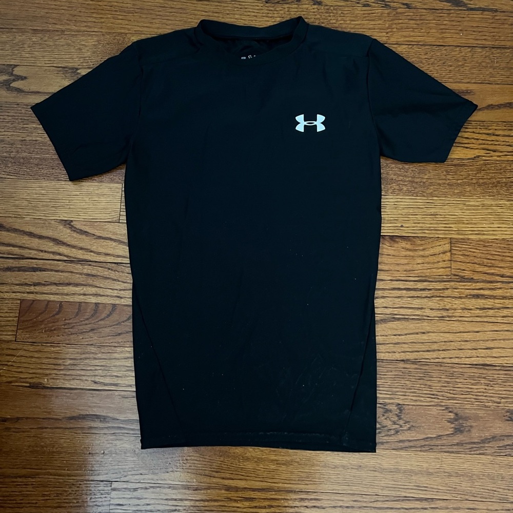 Under Armour black sports heat gear T shirt - boys size MD